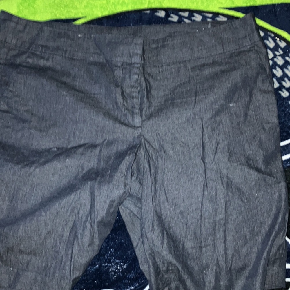 Ann Taylor signature Bermuda short. Size 16. “Dark wash Denim look”. Worn.